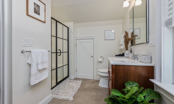 York Apartment | Spacious suite - close to everything + backyardn10 min to Portsmouth +Ogunquit