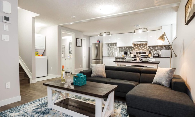 Southwest Edmonton House | ★Spacious Suite ★ Sanitized ★ WiFi ★ Netflix ✔Long Stays