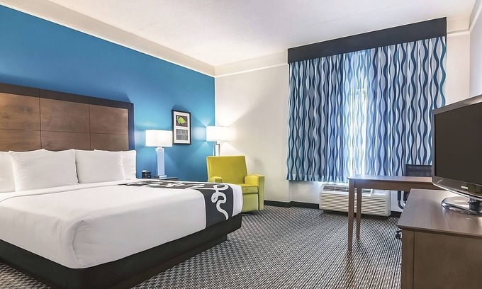 Orlando Hotel | Spacious Suite w/Pet-Friendly Policy & Outdoor Pool – Near Attractions