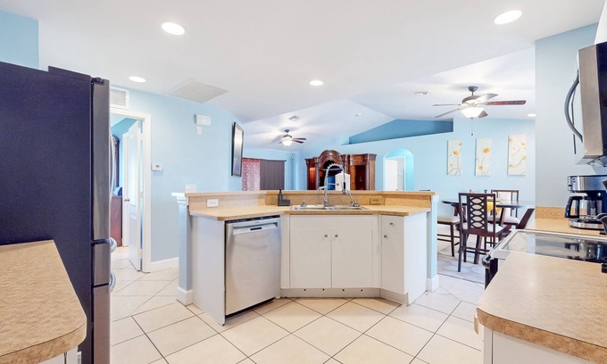 Lehigh Acres House | Spacious & sun-filled dog-friendly retreat with generous yard & W/D - near golf