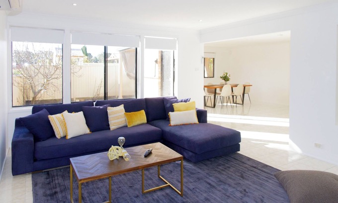Prestons House | Spacious, Sunlit & Recently Renovated Family Home - 4BD & Hotel Quality Bedding