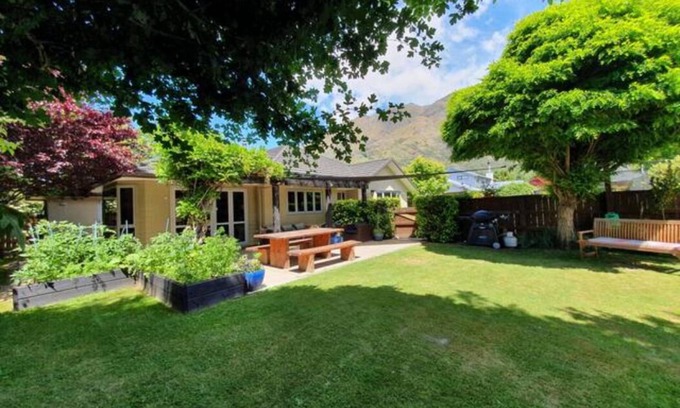Arthur's Point House | Spacious Sunny 4 Bedroom Home located just 5 min drive from Queenstown's centre