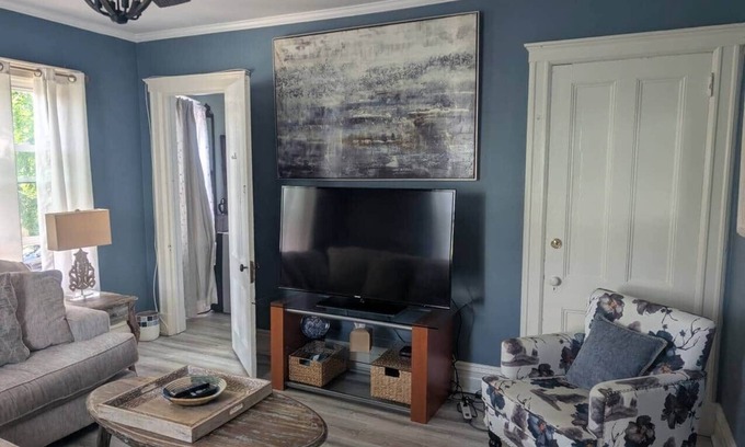 Montclair House | Spacious Sunny Apt: Walk to Shop, Eat & NYC Train