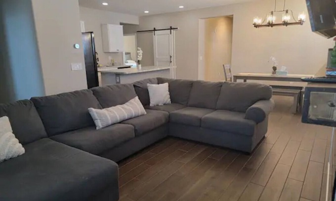 Surprise House | Spacious Surprise Home with office and gym. 30 mins from Lake Pleasant!