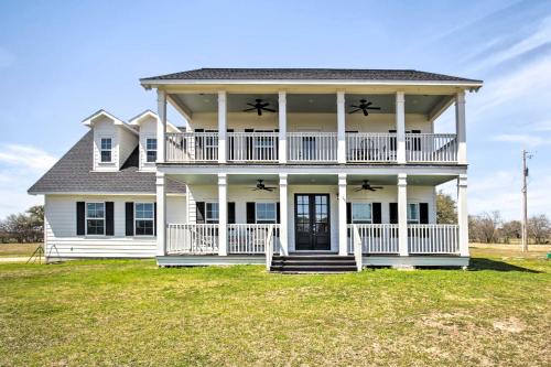 Yorktown House | Spacious Texas Getaway with Fire Pit and Pond!