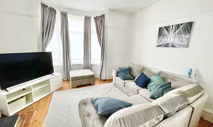 Wallasey House | Spacious Three Bed House & Private Garden - New Brighton Beach & Promenade