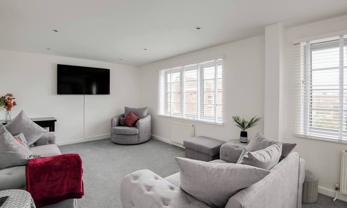 Portsmouth Apartment | Spacious three bedroom top floor flat with amazing views