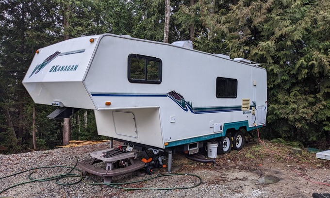 Gibsons House | Spacious Tidy Resort Clean RV Sunshine Coast BC 5 min from Ferry Dog Friendly