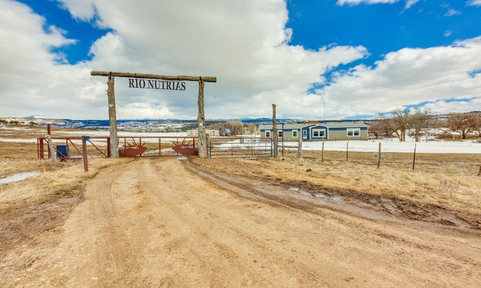 Cebolla House | Spacious Tierra Amarilla Ranch House w/Deck!