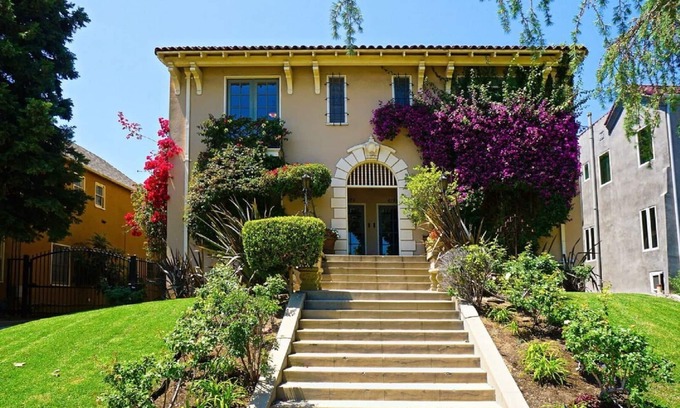 Larchmont Apartment | Spacious, top floor with view of downtown L.A., steps to Larchmont Village!