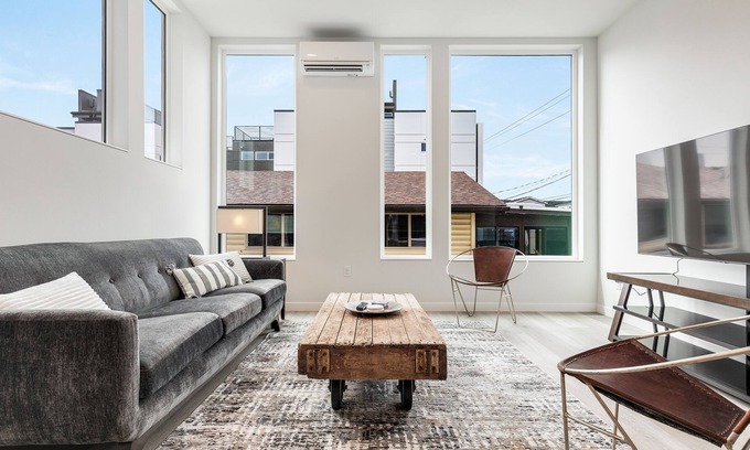 Brighton House | Spacious Townhome close to downtown, Lightrail, sport arenas & Pike Place market