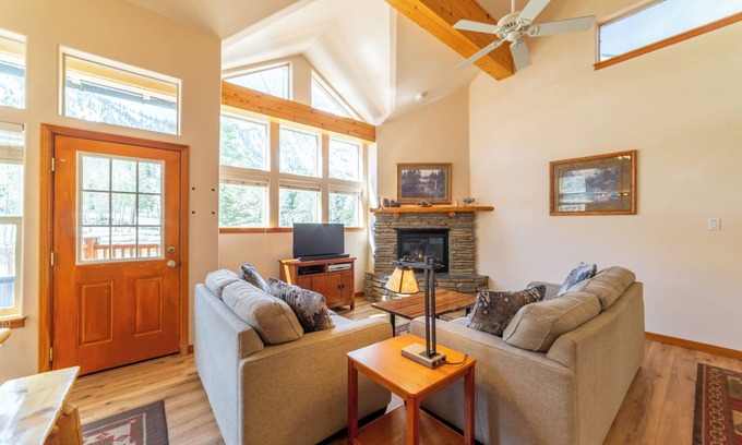 June Lake House | Spacious Townhome + Deck & Views 427