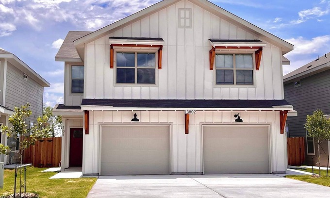 San Antonio House | Spacious townhome just minutes away from Sea World and Fiesta Texas!