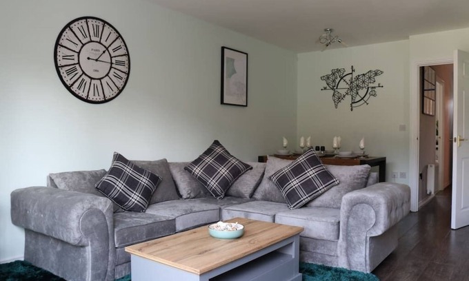 Tipton Apartment | Spacious Townhouse Tipton, Ideal for Contractors, Travellers & Families