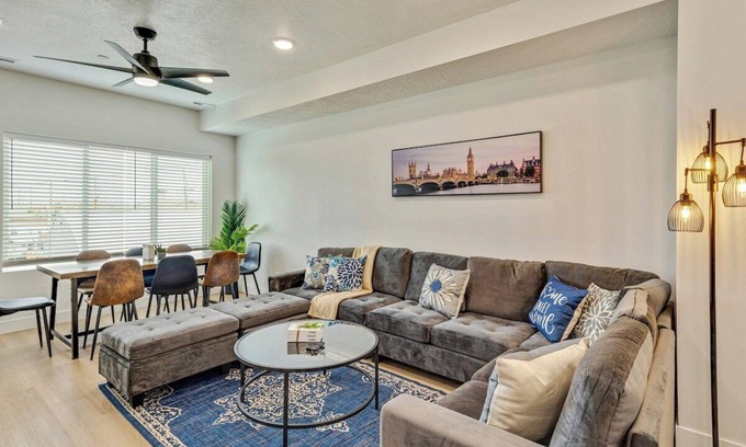 People's Freeway House | Spacious townhouse - Mins to Downtown SLC - Garage