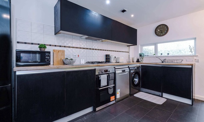 Manchester House | Spacious Townhouse nr Co-op Live Arena - Sleeps 8