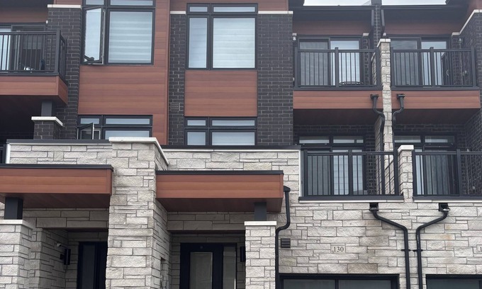 Brampton House | Spacious Townhouse in Brampton 2 minutes from restaurants and amenities