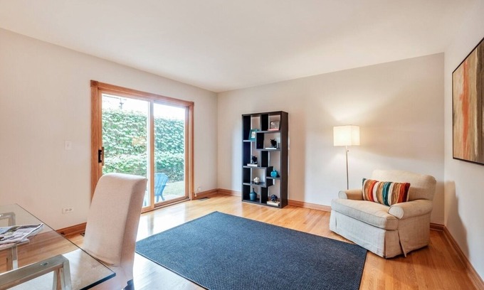 Wilmette House | Spacious Townhouse in Wilmette near lake and NW