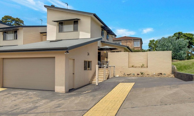 Surf Beach House | Spacious Townhouse just 5 mins stroll to popular Surf Beach and shops