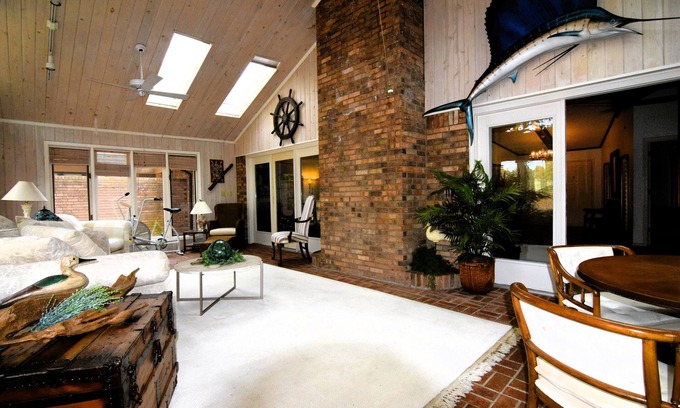 Paducah House | Spacious Townhouse - King bed, convenient ,restaurants, Historic downtown,