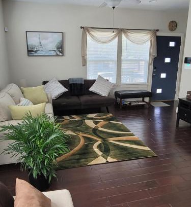 Near East Side House | SPACIOUS TOWNHOUSE MINUTES FROM DOWNTOWN SA.