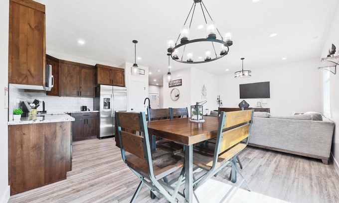Ashton House | Spacious Townhouse Sleeps 10ppl!