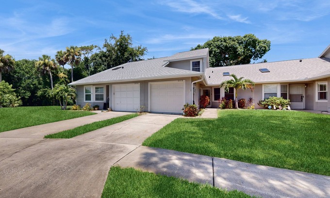 Countryside House | Spacious Townhouse with Private Back Patio and Tennis Courts