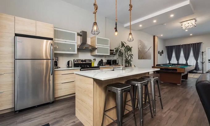 Cote-Saint-Paul House | Spacious townhouse with rooftop deck 4BR near DT