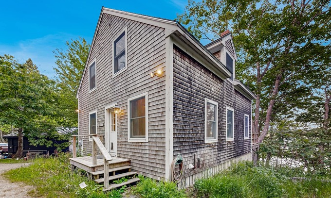 Round Pond Cottage | Spacious & tranquil waterfront hideaway on Muscongus Sound