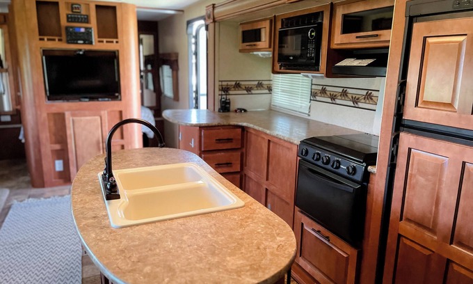 Stevensville House | Spacious Travel Trailer with AC in Stevensville