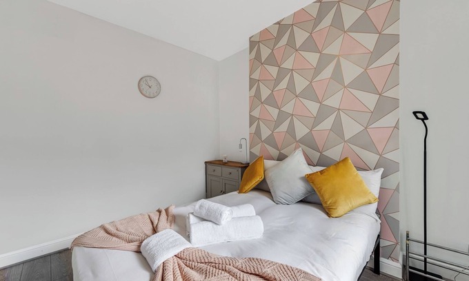 Harringay Ladder Apartment | Spacious Two Bedroom Apartment in Wood Green