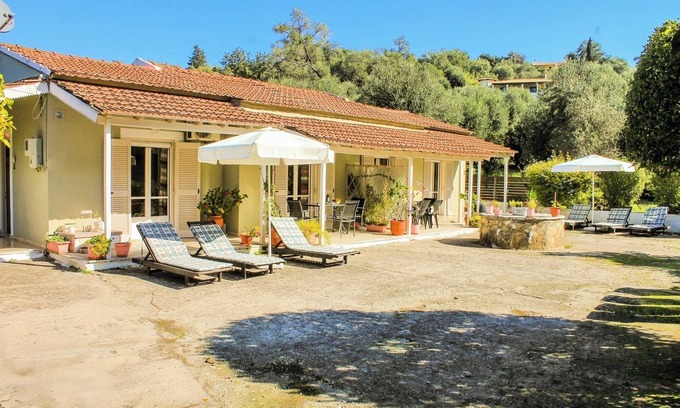 Agios Spyridon Corfu Apartment | Spacious two-bedroom apartment near sandy beach