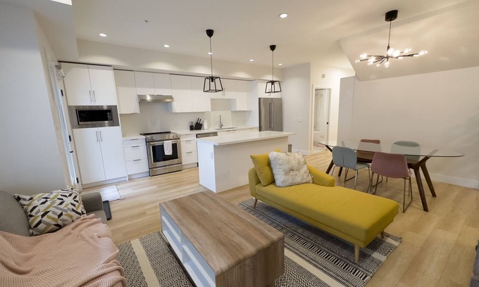 Port Moody House | Spacious Two Bedroom Townhome Near SFU + Breweries
