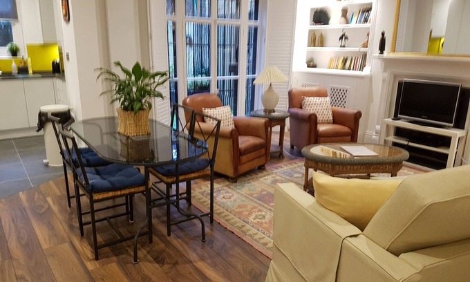 Addison Apartment | Spacious Two Bedroom Maisonette close to Westfield Shopping