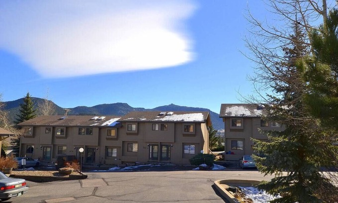 Estes Park Condo | Spacious Two-Level Condo with Spectacular Views Near Lake Estes
