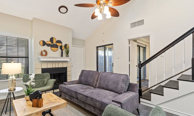 South Arlington House | Spacious & Unique / Home Office!