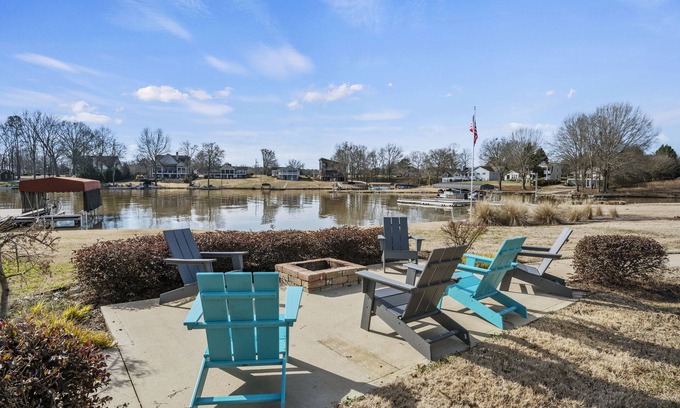 Lake Oconee House | Spacious updated (3Br/3B+Bunks) lake home w/hot tub- walk to shops & restaurants