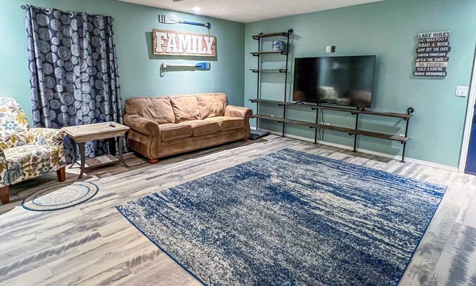 Mountain Home House | Spacious, updated lake house - less than a mile from Norfork lake!