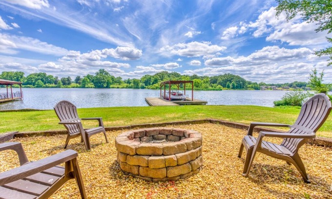 Muscle Shoals House | Spacious, Updated, Modern Lake home near RTJ Golf Course
