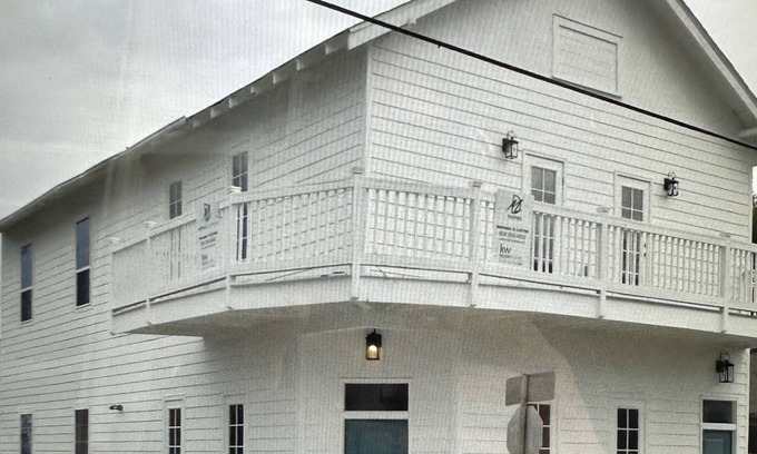 Faubourg Livaudais House | Spacious upper unit in walking distance to the parade route