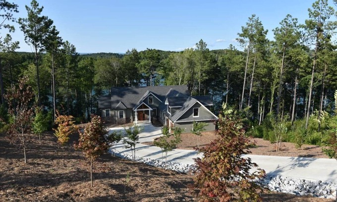 Six Mile House | Spacious, Upscale House With Private Dock On Lake Keowee. Near Clemson U.