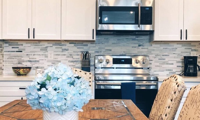 Broadmoor House | Spacious Uptown 3Br with Cozy Beds and Southern Charm