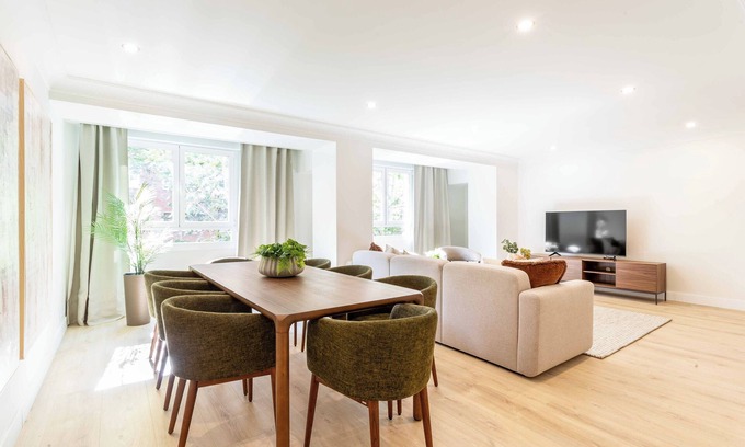 Nueva Espana Apartment | Spacious Urban Elegance in Plaza Castilla