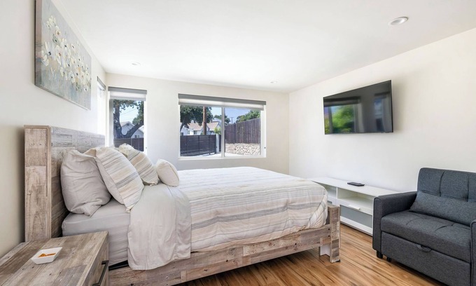 La Crescenta-Montrose House | Spacious Contemporary Suite in La Crescenta-Montrose