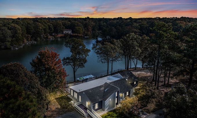 Reedville House | Spacious 1-level waterfront retreat w/rec room, fenced yard. Big dogs welcome!