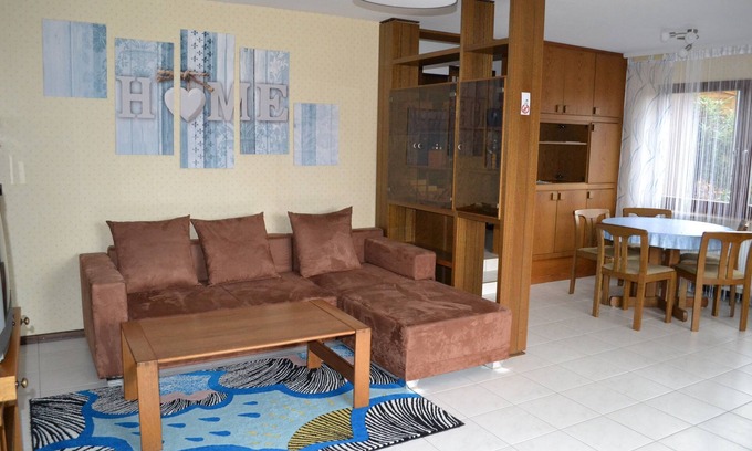Grossenbrach Apartment | Spacious vacation apartment with private entrance in a quiet location.