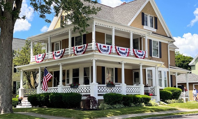 Geneva House | Spacious Victorian family home close to HWS, Seneca Lake and downtown Geneva.