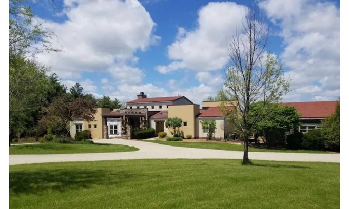 Monroe House | Spacious Villa*Beautiful Views*Country Setting