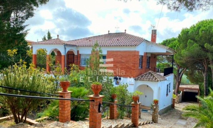 Vidreres Villa | Spacious villa sleeps 20, swimming pool, tennis court, mini-golf course, garden, barbecue,.