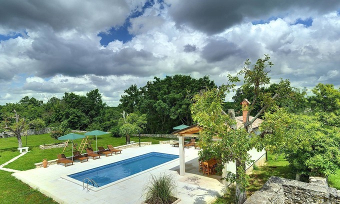 Rojnici House | Spacious villa with private pool, volleyball court and barbecue area